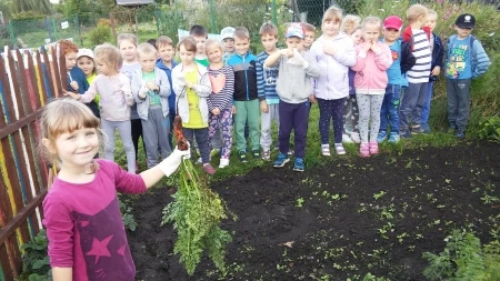 PRZEDSZKOLAKI URZĄDZAJĄ WYKOPKI NA ROD "MALWA" w Białej Podlaskiej