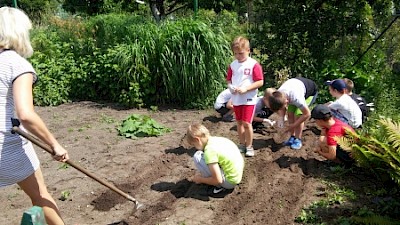 Przedszkolaki z Białej Podlaskiej znowu w ogrodzie